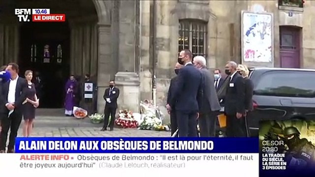 Alain Delon arrive aux obsèques de Jean-Paul Belmondo, en l'église Saint-Germain-des-Près, à Paris.