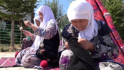 Eski elbiselerden sökülen ipler, Kırgız kadınlarının maharetli ellerinde halı ve kilime dönüşüyor