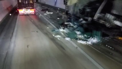 신대구부산고속도로에서 화물차 간 추돌...다친 사람 없어 / YTN