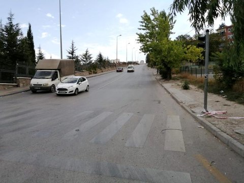 Yokuş aşağı freni boşalan kamyon park halindeki 5 aracı biçti