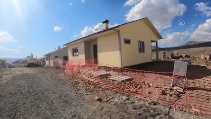 Depremzedeler için yapılan konut ve ahırlar kış öncesi vatandaşlara dağıtılacak