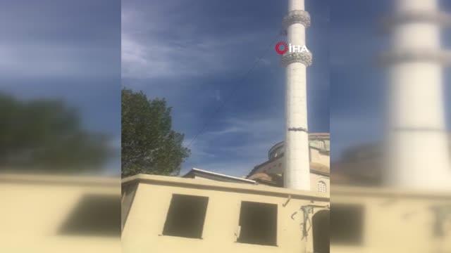 Küçükçekmece'de bulunan Halkalı Yenidoğan Camii'nin minaresi yıkıldı