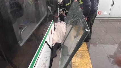 Son dakika: Tramvay ile durak arasında can pazarı...İtfaiye ekipleri yaralı kadını kurtarmak için zamanla yarıştı