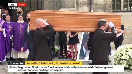 Скачать видео: Regardez la sortie, sous les applaudissements, du cercueil de l'acteur Jean-Paul Belmondo de l'église Saint-Germain-des-Prés à Paris - VIDEO