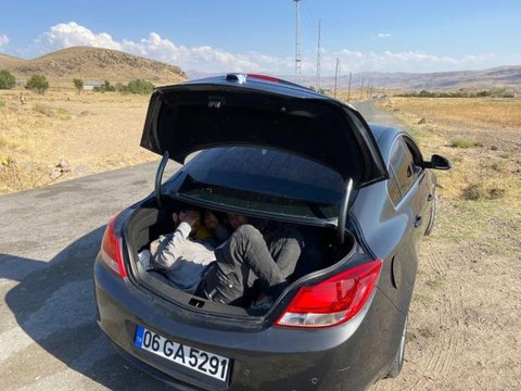 Otomobil bagajında 3 düzensiz göçmen yakalandı