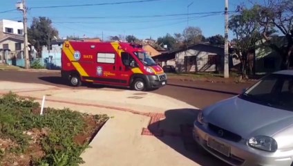 Mulher fica ferida em colisão entre carro e moto no Bairro Morumbi