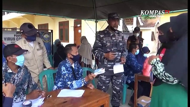 Warga Bawean Serbu Pos Vaksin TNI AL Koarmada II