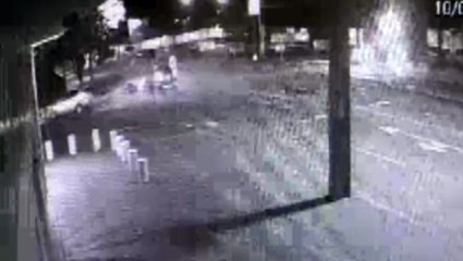 Câmera de monitoramento flagra colisão entre carros no Bairro Neva