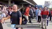 Passageiros fazem protesto no Terminal de Itacibá, em Cariacica
