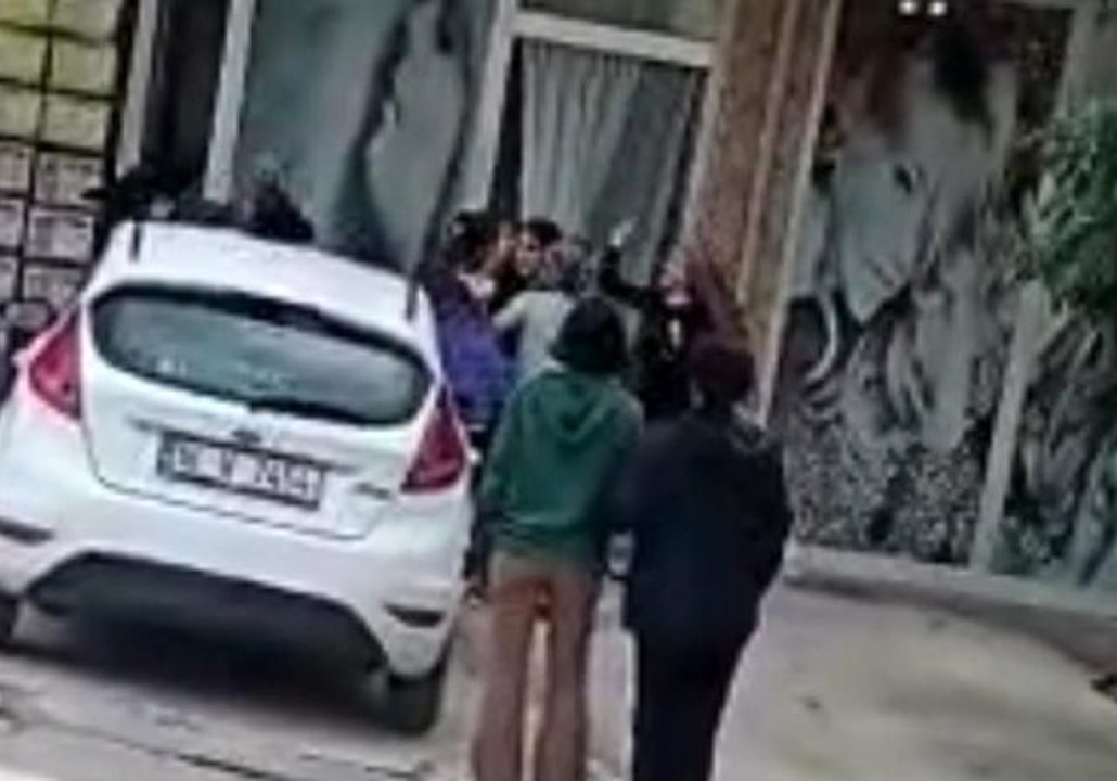 Kadınlar saç saça, baş başa birbirine girdi