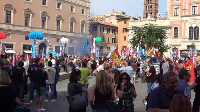 Alitalia, i sindacati scendono in piazza. Landini: Non si può licenziare con i soldi pubblici