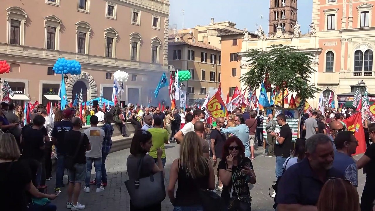 Alitalia, i sindacati scendono in piazza. Landini: "Non si può licenziare con i soldi pubblici"