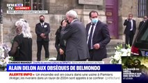 Alain Delon arrive aux obsèques de Jean-Paul Belmondo, au bras de sa compagne Hiromi, à Paris.