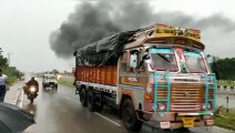 पेट्रोलियम पदार्थ से भरे टैंकर को ट्रक ने मारी टक्कर, लगी आग, देखें वीडियो