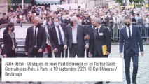 Obsèques de Jean-Paul Belmondo : Alain Delon, près du cercueil, 