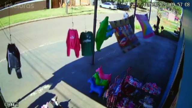 Ladrão cara de pau furta tapete que estava em varal de empresa