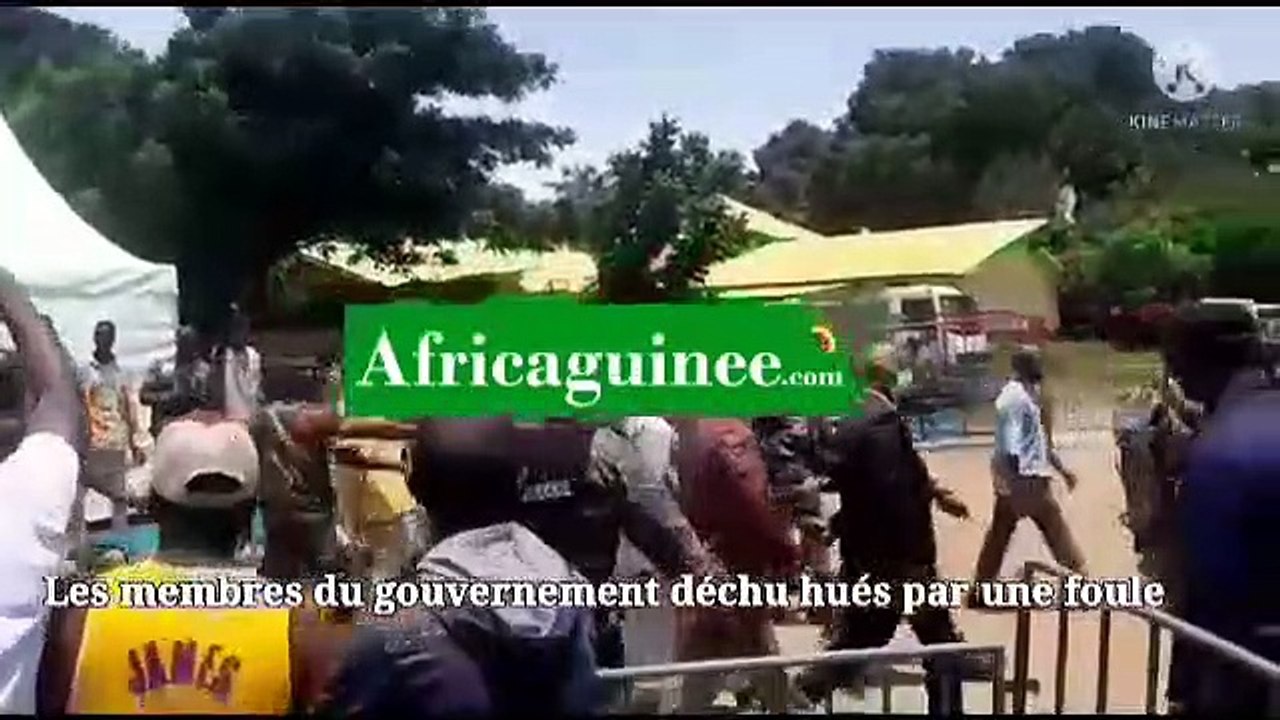 Conakry : Des ministres du gouvernement DÉCHU hués par une foule au Qg de la junte