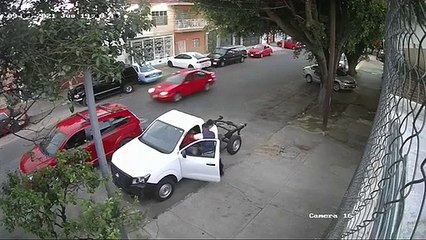 Con violencia dos ladrones bajaron de una camioneta a un hombre en  colonia La Loma