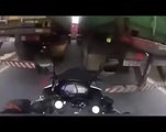Un motard tente de doubler entre 2 camions et se retrouve coincé