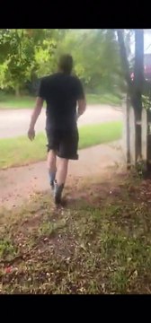 Il vient sauver le chien du voisin coincé dans la piscine