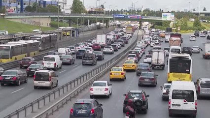 Akşam saatlerinde trafikte yoğunluk yaşanıyor