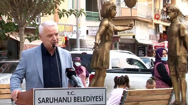 Koronavirüs nedeniyle ölümden dönen başkan ilçesine ‘Sağlıkçı Anıtı’ yaptırdı
