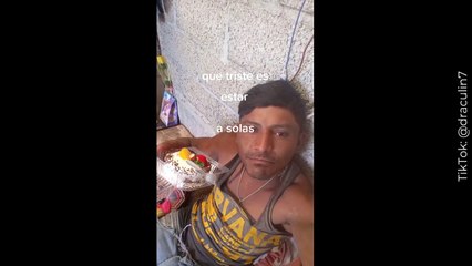 "Qué triste es estar a solas": hombre llora al no tener con quien pasar su cumpleaños y conmueve en redes