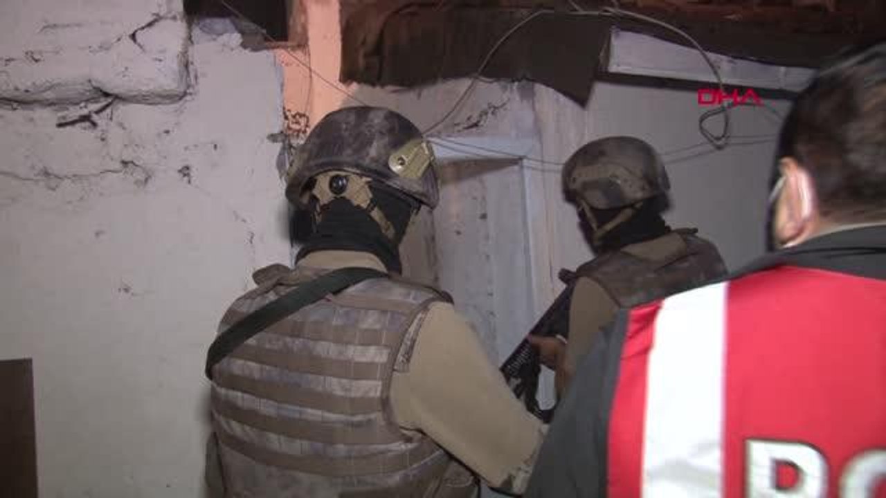 Son dakika: İSTANBUL'DAKİ SOKAK SATICILARINA YÖNELİK UYUŞTURUCU OPERASYONUNDA 32 KİŞİ TUTUKLANDI