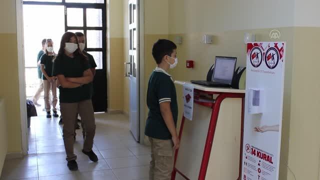 Bir öğretmenin geliştirdiği yüz tanıma sistemiyle maske takan ve takmayan öğrenciler tespit ediliyor