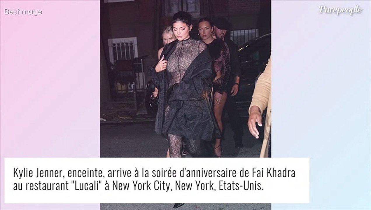 Kylie Jenner enceinte : elle ose la robe transparente et dévoile son babybump en culotte noire