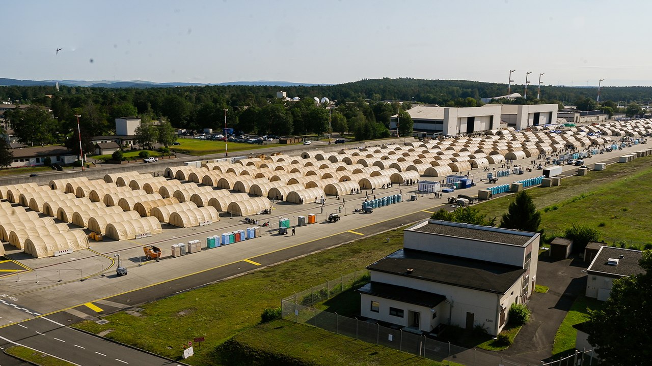 كاميرا الجزيرة ترصد مخيما لإيواء من تم إجلاؤهم من أفغانستان في قاعدة أميركية بألمانيا