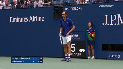 Confiance et relâchement : le retour de coup droit supersonique de Medvedev