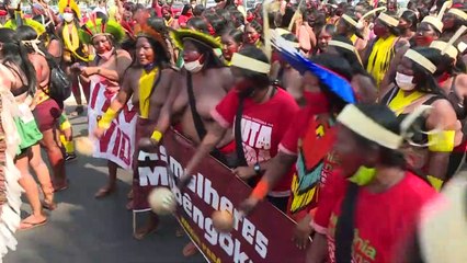 Download Video: Milhares de mulheres indígenas marcham contra Bolsonaro em Brasília