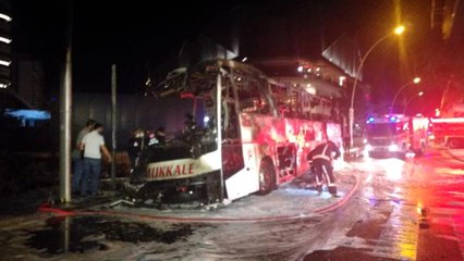 Aydınlatma direğine çarpan yolcu otobüsü yandı: 1 ölü, 3'ü ağır 17 yaralı