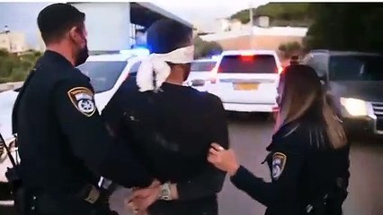 لحظة إلقاء شرطة الاحتلال الإسرائيلي القبض على الأسيرين زكريا الزبيدي ومحمد العارضة