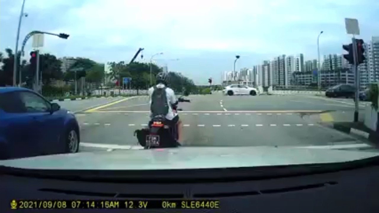 MOTORBIKE GOT BANG BY TAXI WHICH DASHED THE RED LIGHT