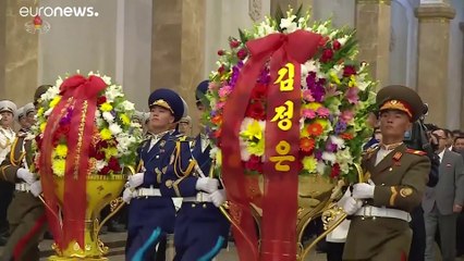 شاهد: الزعيم الكوري كيم جونغ وزوجته يوجهان تحية إحترام لذكرى قادة البلاد السابقين