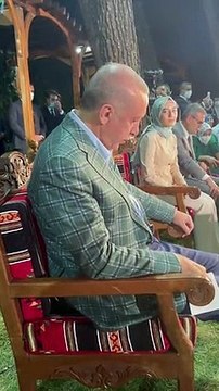 Cumhurbaşkanı Erdoğan kendi seslendirdiği şiiri dinlerken gözyaşlarını tutamadı