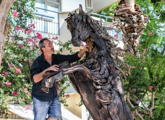 MANAVGAT'TA YANAN AĞAÇ GÖVDELERİNDEN AT FİGÜRÜ