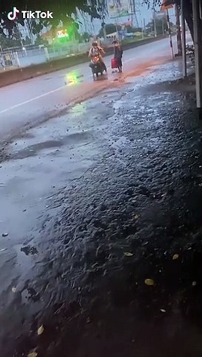 Ấm lòng khoảnh khắc nam tài xế tặng dép cho ông chú lang thang