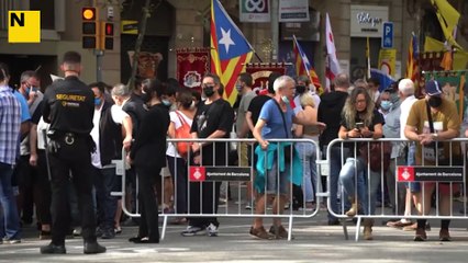 Ambient a l'ofrena floral a Rafael Casanova