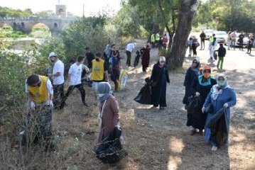 Çevrecilerden Tunca Nehri kenarında temizlik