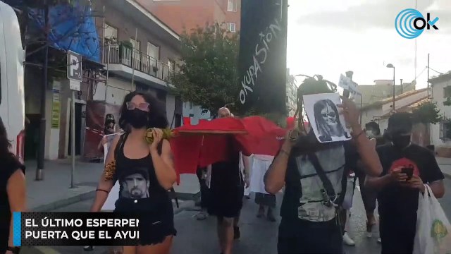 El último esperpento okupa- sacan en procesión la puerta que el Ayuntamiento de Móstoles les echó abajo