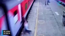 El aterrador momento en que un policía salva 'in extremis' a un hombre de morir aplastado por un tren