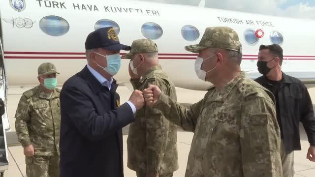 Milli Savunma Bakanı Akar beraberindeki komutanlarla Suriye sınırında