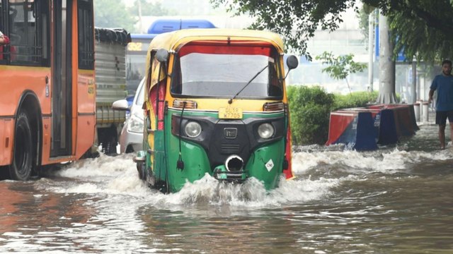 Delhi: Waterlogging leads to traffic snarls at Dhaula Kuan