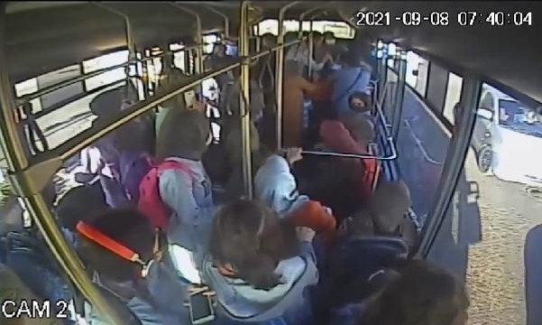 OTOBÜS ŞOFÖRÜ, BAYILAN GENÇ KIZI GÜZERGAHINI DEĞİŞTİRİP HASTANEYE YETİŞTİRDİ