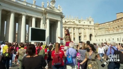 "Küçük Emel" Vatikan'da Papa ile buluştu