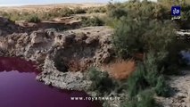مياه حمراء اللون في بركة قرب البحر الميت.. وهذا واقع الحال هناك