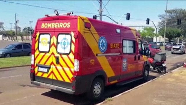 Duas pessoas são atendidas em acidente entre carro e moto na Avenida Rocha Pombo